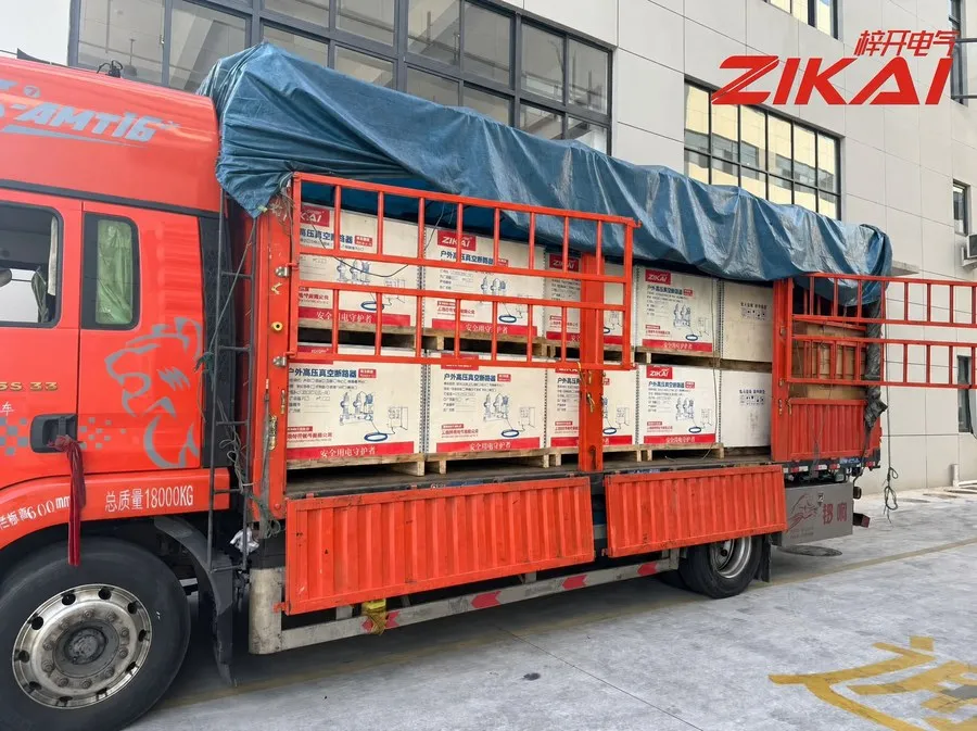 Ein voller LKW mit mastmontierten Vakuum-Leistungsschaltern macht sich auf den Weg nach Guizhou